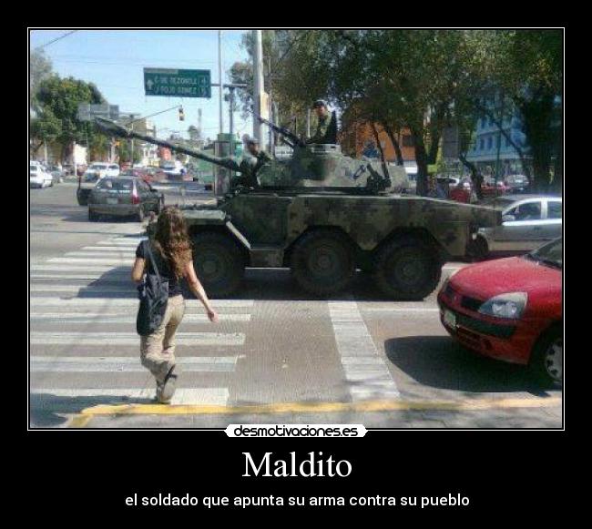 Maldito - el soldado que apunta su arma contra su pueblo