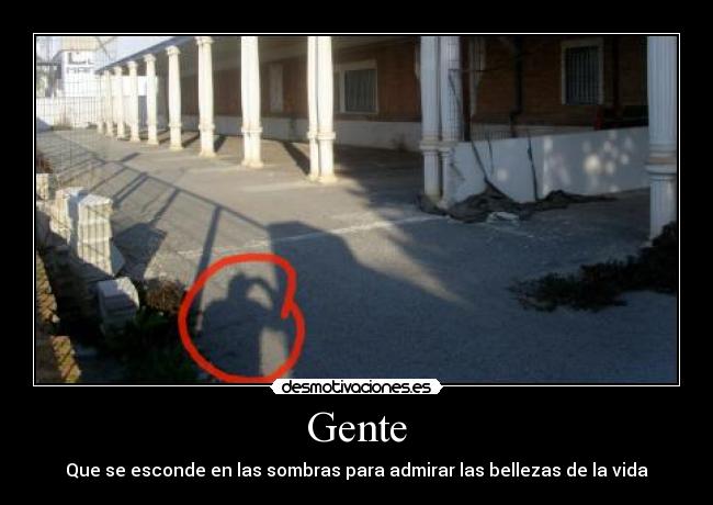 carteles hombre mirando columnas chachis desmotivaciones