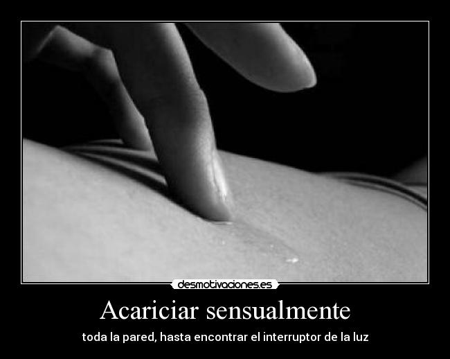 Acariciar sensualmente - toda la pared, hasta encontrar el interruptor de la luz
