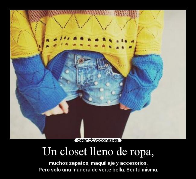 Un closet lleno de ropa, - 