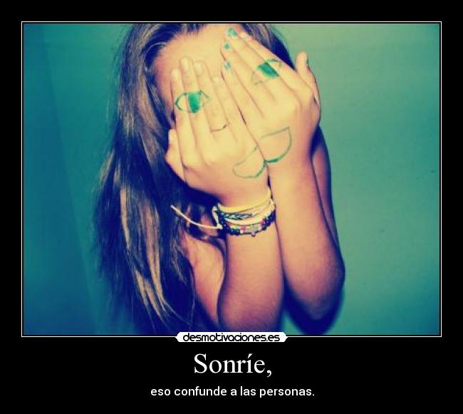 Sonríe, - eso confunde a las personas.