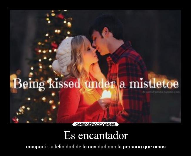 Es encantador - compartir la felicidad de la navidad con la persona que amas