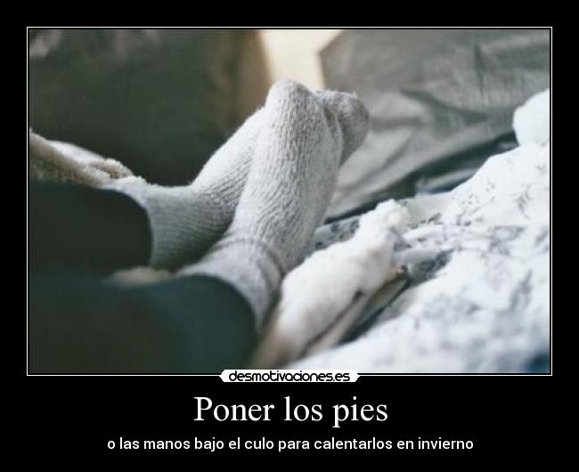 Poner los pies - o las manos bajo el culo para calentarlos en invierno