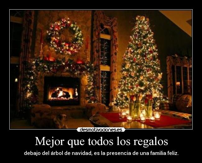 Mejor que todos los regalos - debajo del árbol de navidad, es la presencia de una familia feliz.