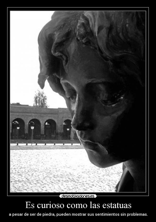Es curioso como las estatuas -