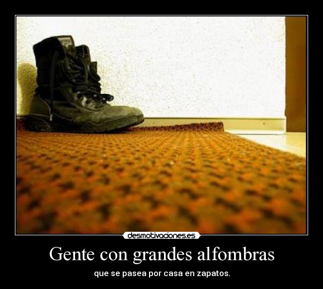 Gente con grandes alfombras - que se pasea por casa en zapatos.