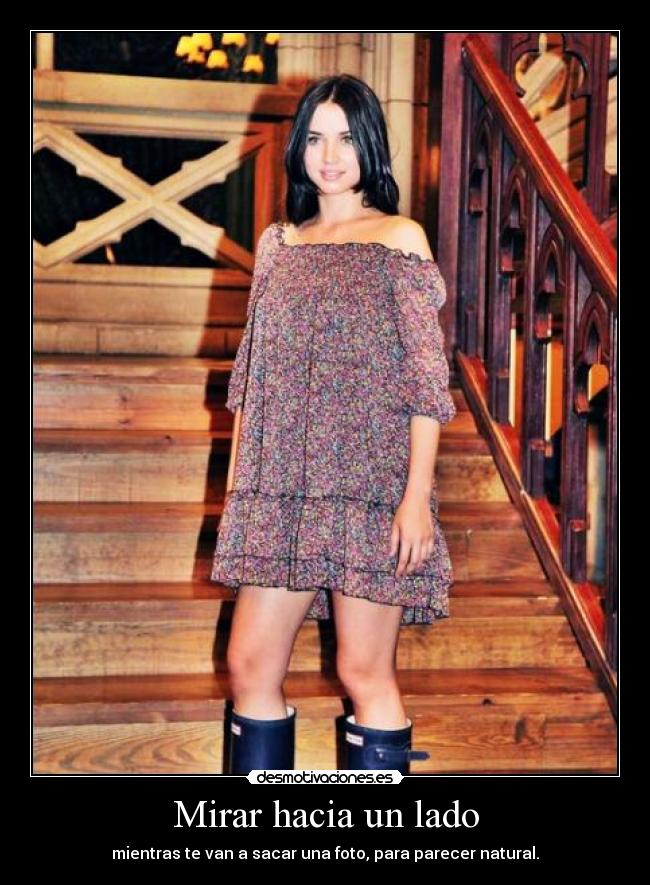 Mirar hacia un lado - mientras te van a sacar una foto, para parecer natural.