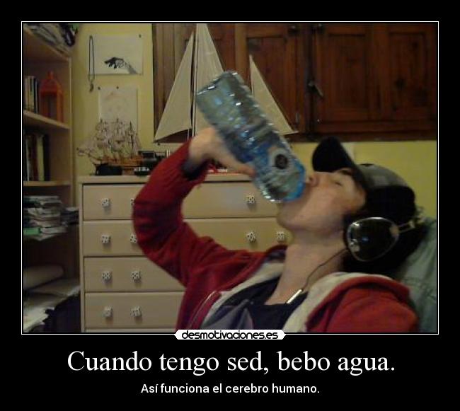 Cuando tengo sed, bebo agua. - 