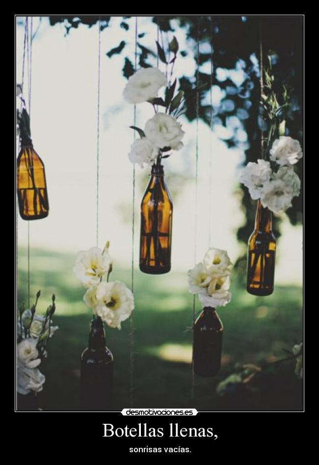 Botellas llenas, - sonrisas vacías.