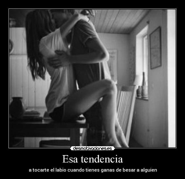 Esa tendencia - a tocarte el labio cuando tienes ganas de besar a alguien