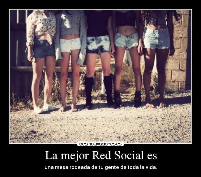 La mejor Red Social es - una mesa rodeada de tu gente de toda la vida.