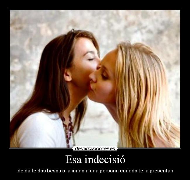 Esa indecisió - de darle dos besos o la mano a una persona cuando te la presentan