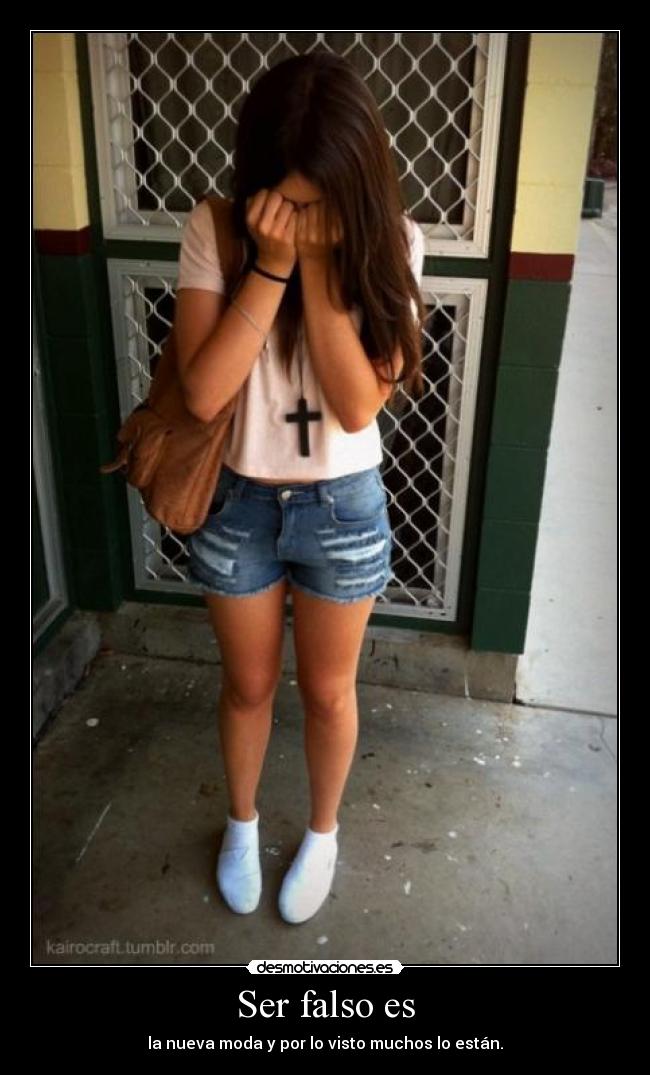 Ser falso es - la nueva moda y por lo visto muchos lo están.