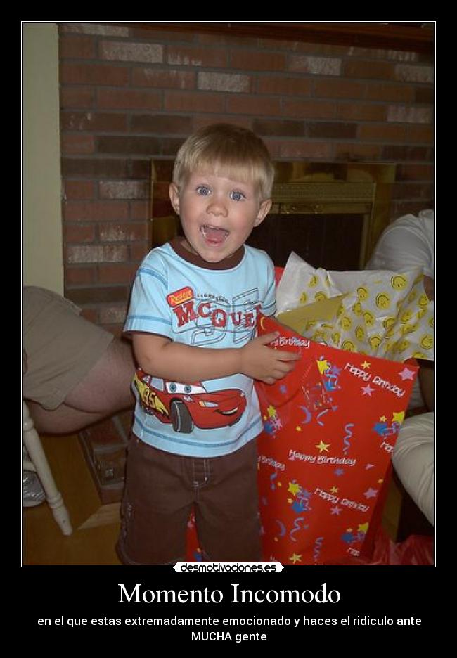 Momento Incomodo - en el que estas extremadamente emocionado y haces el ridiculo ante MUCHA gente