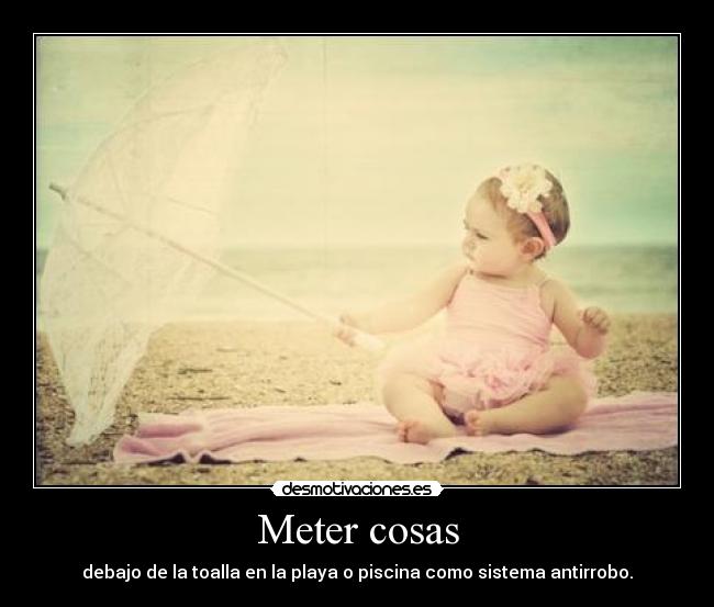 Meter cosas - debajo de la toalla en la playa o piscina como sistema antirrobo.