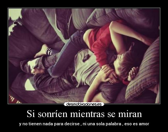 Si sonríen mientras se miran -