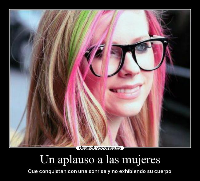 Un aplauso a las mujeres - Que conquistan con una sonrisa y no exhibiendo su cuerpo.