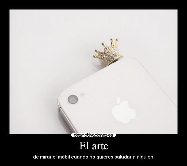 El arte - de mirar el mòbil cuando no quieres saludar a alguien.