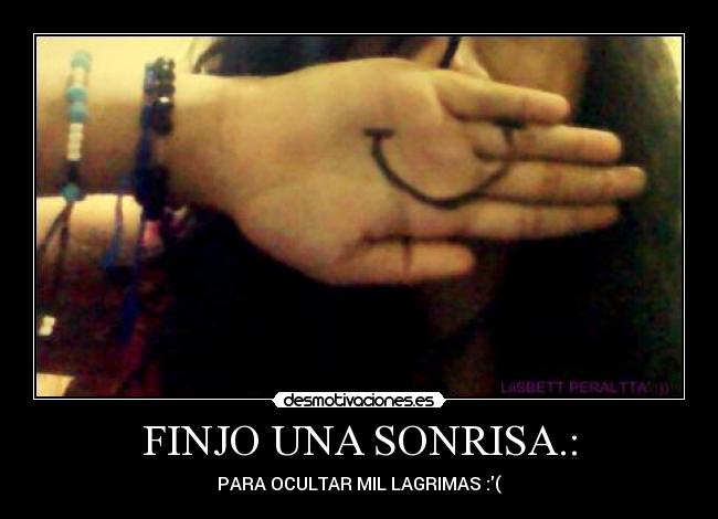 FINJO UNA SONRISA.: -