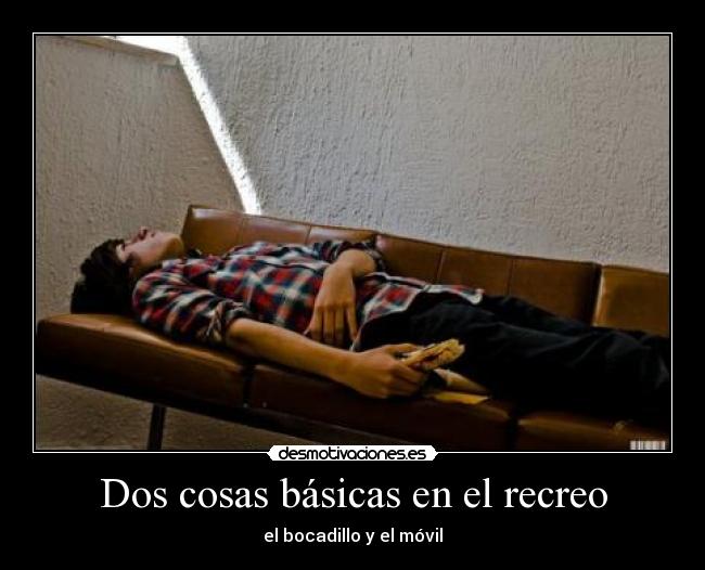 Dos cosas básicas en el recreo - el bocadillo y el móvil