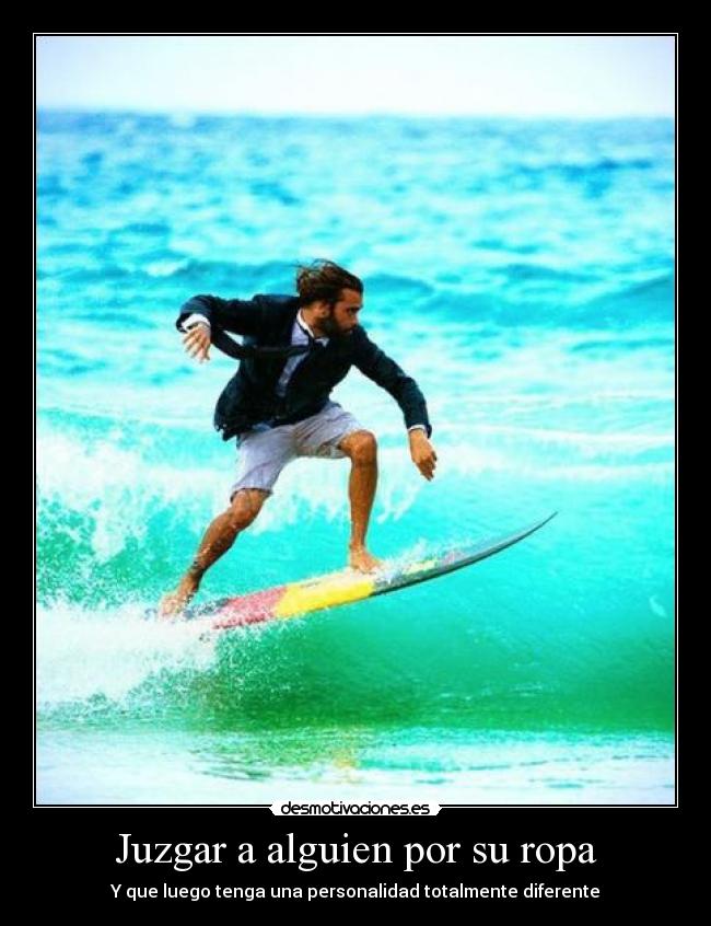 carteles surfer surf surfing olas juzgar alguien por ropa que luego sea diferente desmotivaciones