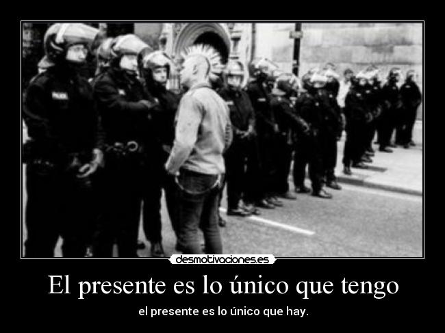 carteles apoyo julian assange bradley manning oficilal avecina una guerra grecia revolucion con desmotivaciones