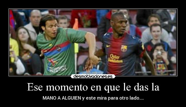 Ese momento en que le das la - MANO A ALGUIEN y este mira para otro lado....