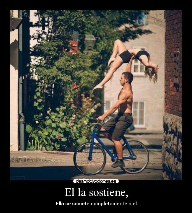 El la sostiene, - Ella se somete completamente a él