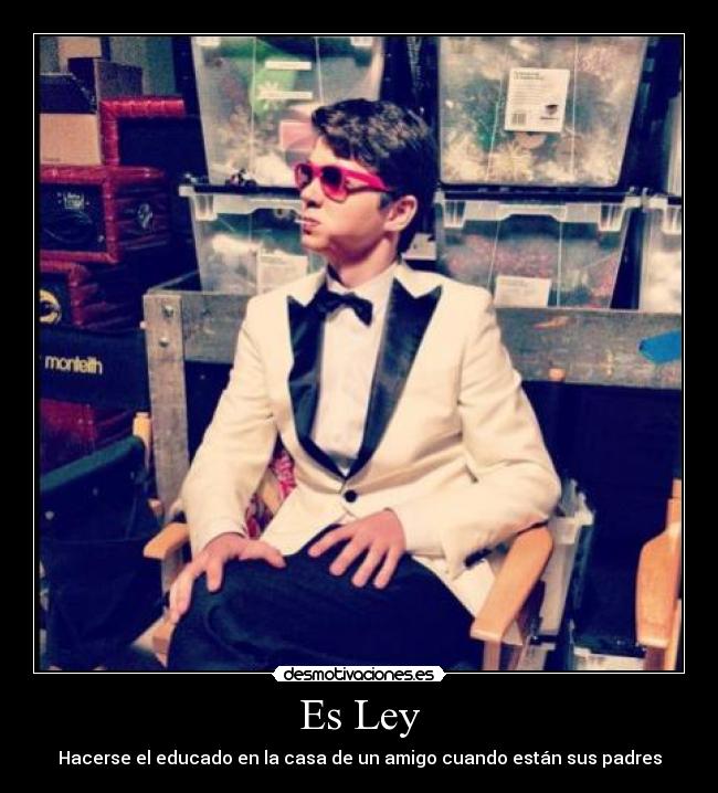 Es Ley - Hacerse el educado en la casa de un amigo cuando están sus padres