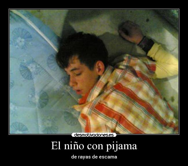 El niño con pijama - de rayas de escama
