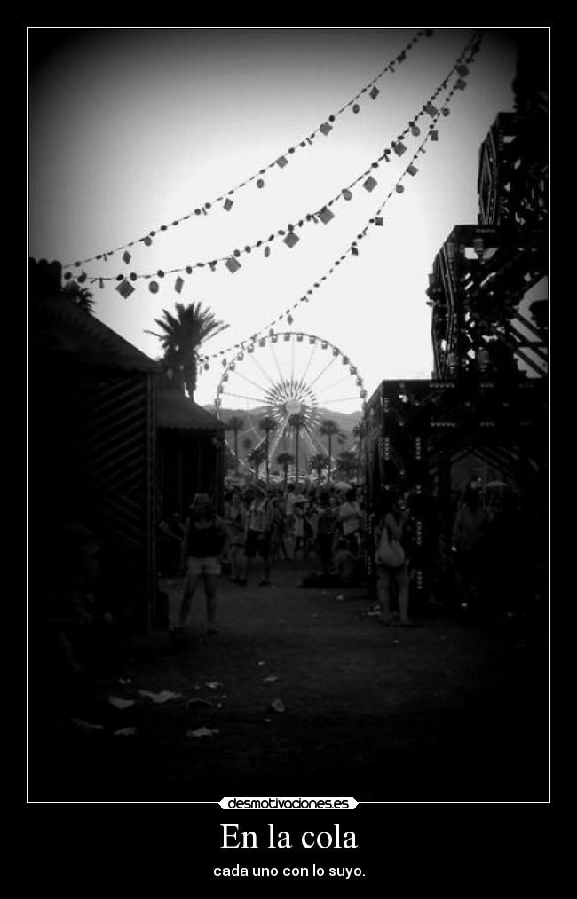 En la cola - cada uno con lo suyo.