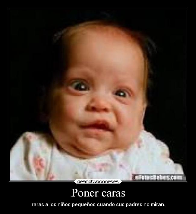 Poner caras - raras a los niños pequeños cuando sus padres no miran.