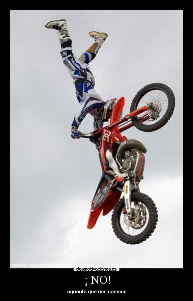 ¡ NO! - aguanta que nos caemos
