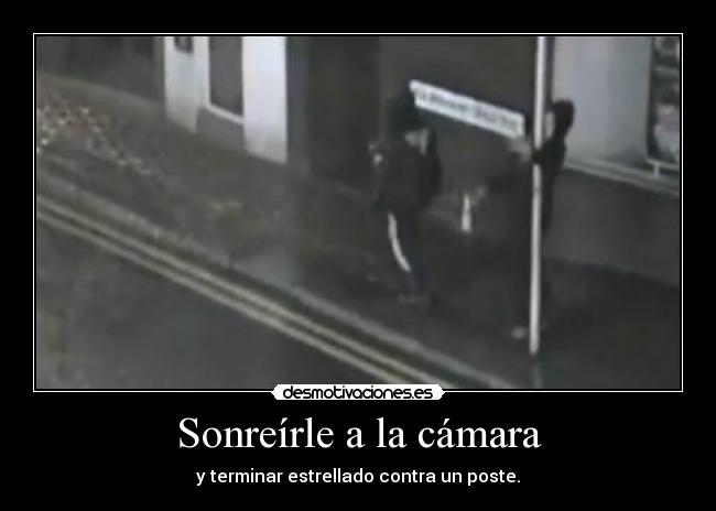 Sonreírle a la cámara - y terminar estrellado contra un poste.