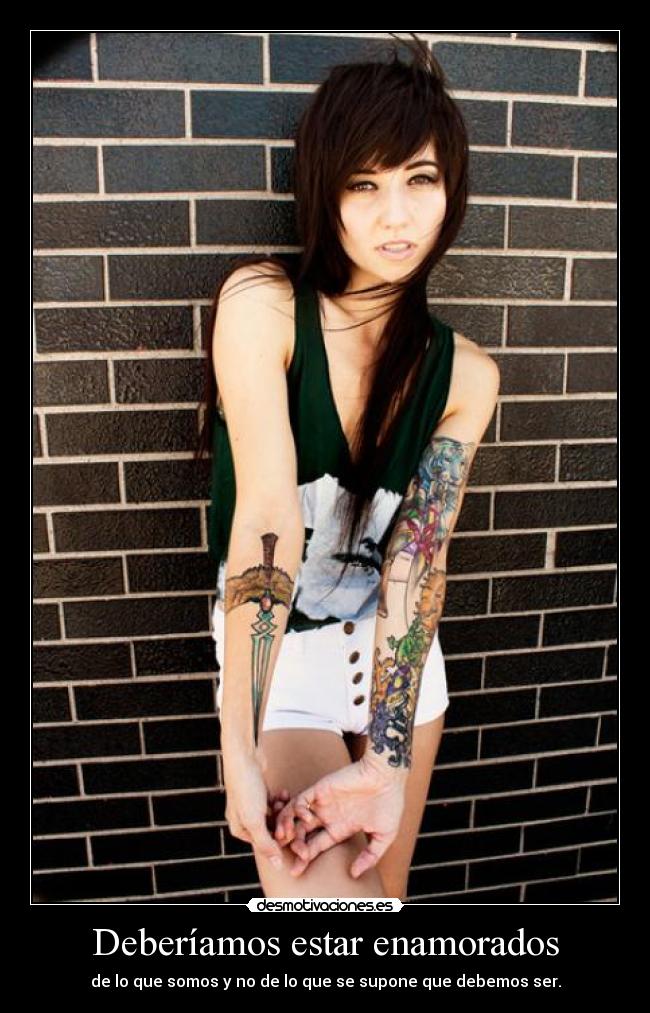 Deberíamos estar enamorados - de lo que somos y no de lo que se supone que debemos ser.