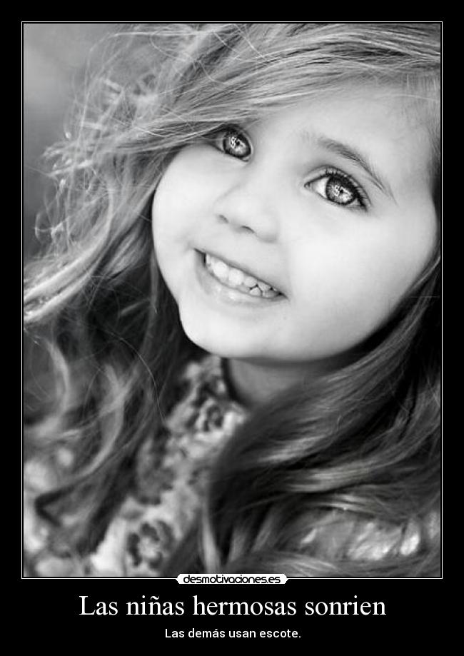 Las niñas hermosas sonrien - Las demás usan escote.