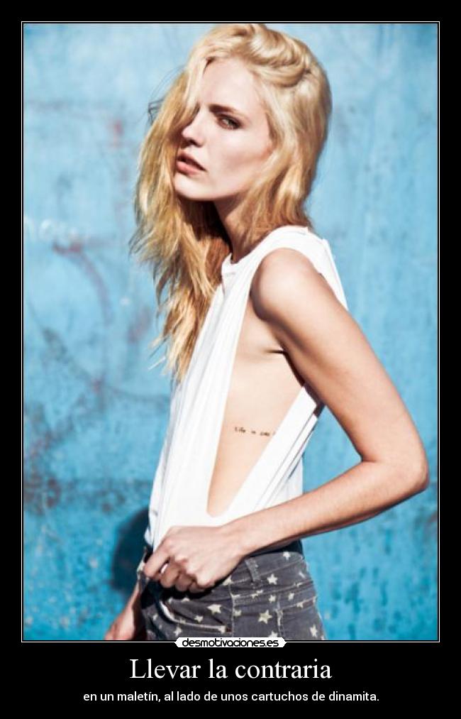 Llevar la contraria - en un maletín, al lado de unos cartuchos de dinamita.
