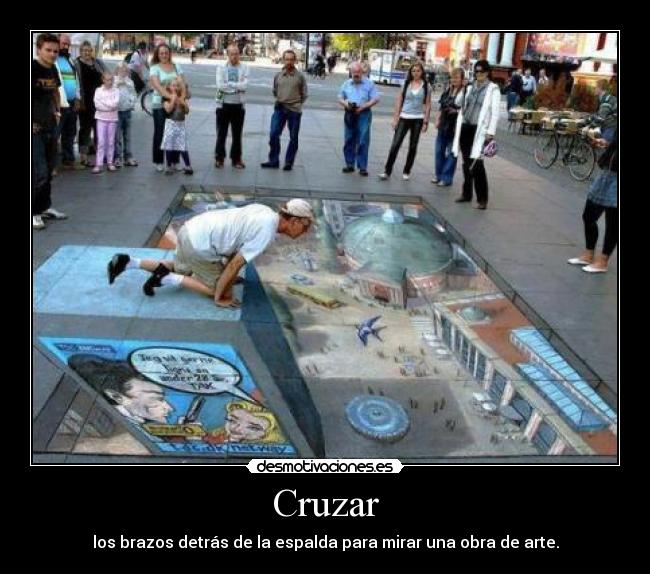 Cruzar - los brazos detrás de la espalda para mirar una obra de arte.