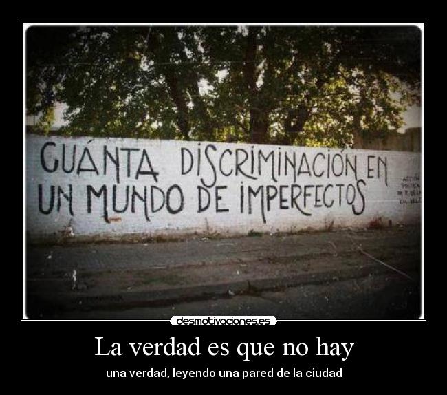 La verdad es que no hay - una verdad, leyendo una pared de la ciudad