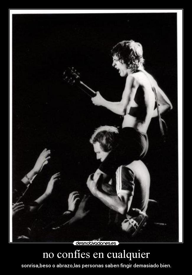 no confíes en cualquier - sonrisa,beso o abrazo,las personas saben fingir demasiado bien.