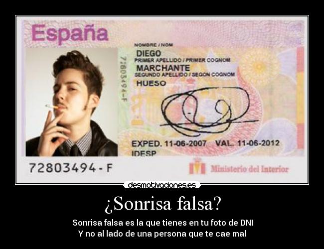 ¿Sonrisa falsa? - Sonrisa falsa es la que tienes en tu foto de DNI
Y no al lado de una persona que te cae mal