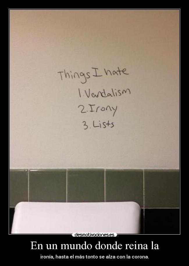 En un mundo donde reina la - ironía, hasta el más tonto se alza con la corona.