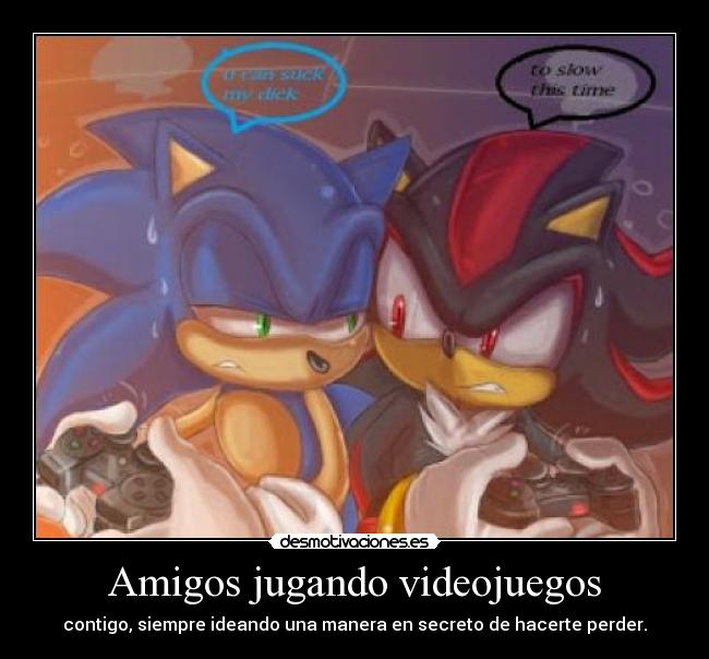 Amigos jugando videojuegos - contigo, siempre ideando una manera en secreto de hacerte perder.