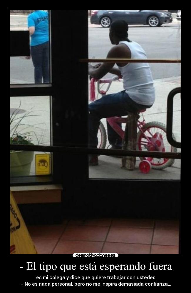 - El tipo que está esperando fuera -