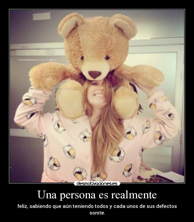 Una persona es realmente - feliz, sabiendo que aún teniendo todos y cada unos de sus defectos sonríe.