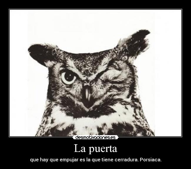 La puerta - que hay que empujar es la que tiene cerradura. Porsiaca.