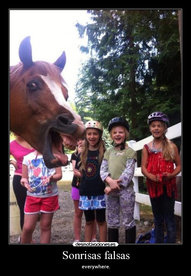 Sonrisas falsas - everywhere.