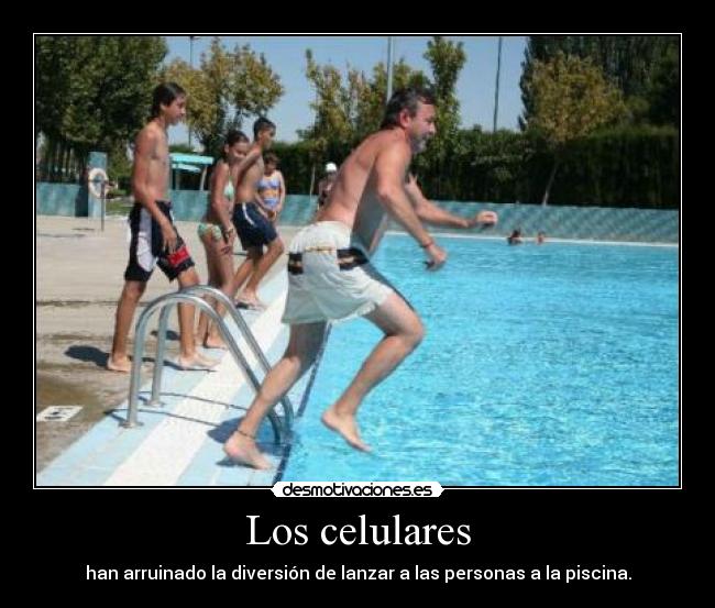 Los celulares - han arruinado la diversión de lanzar a las personas a la piscina.