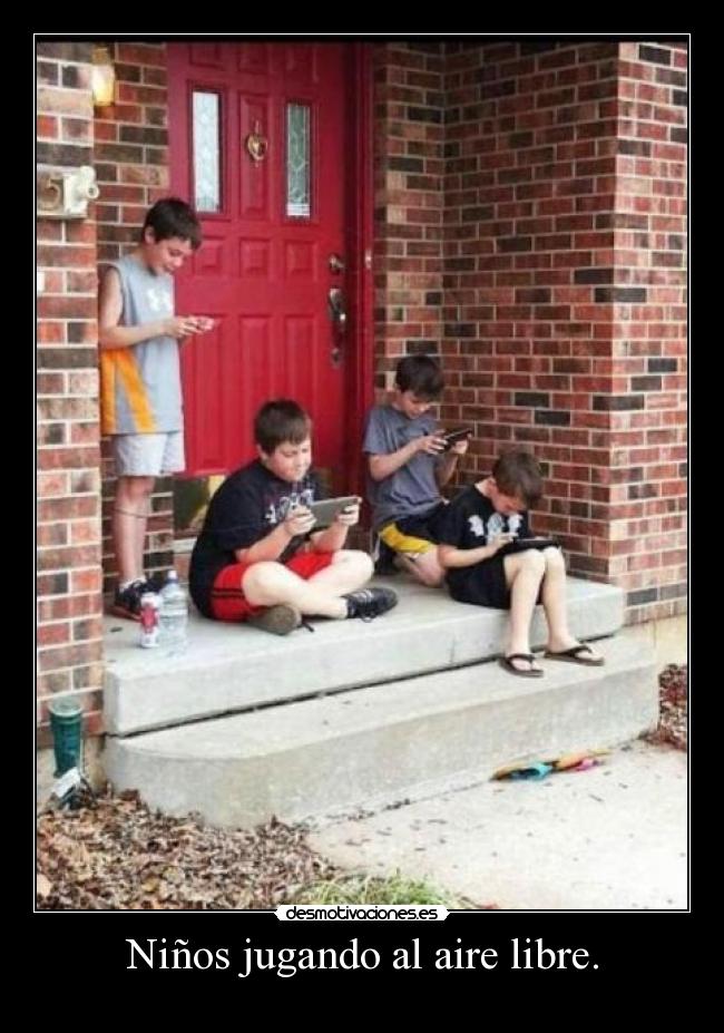Niños jugando al aire libre. -