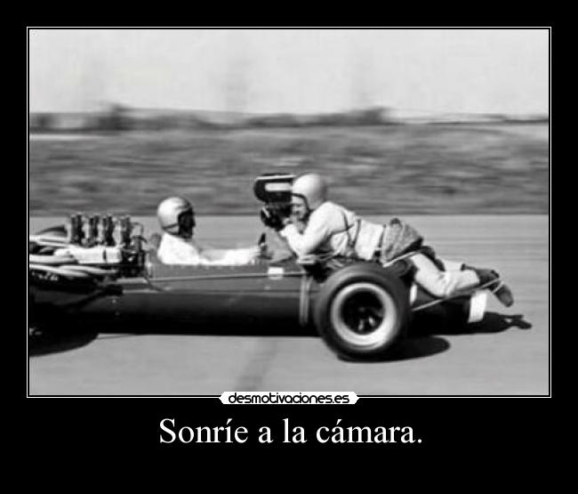 Sonríe a la cámara. -